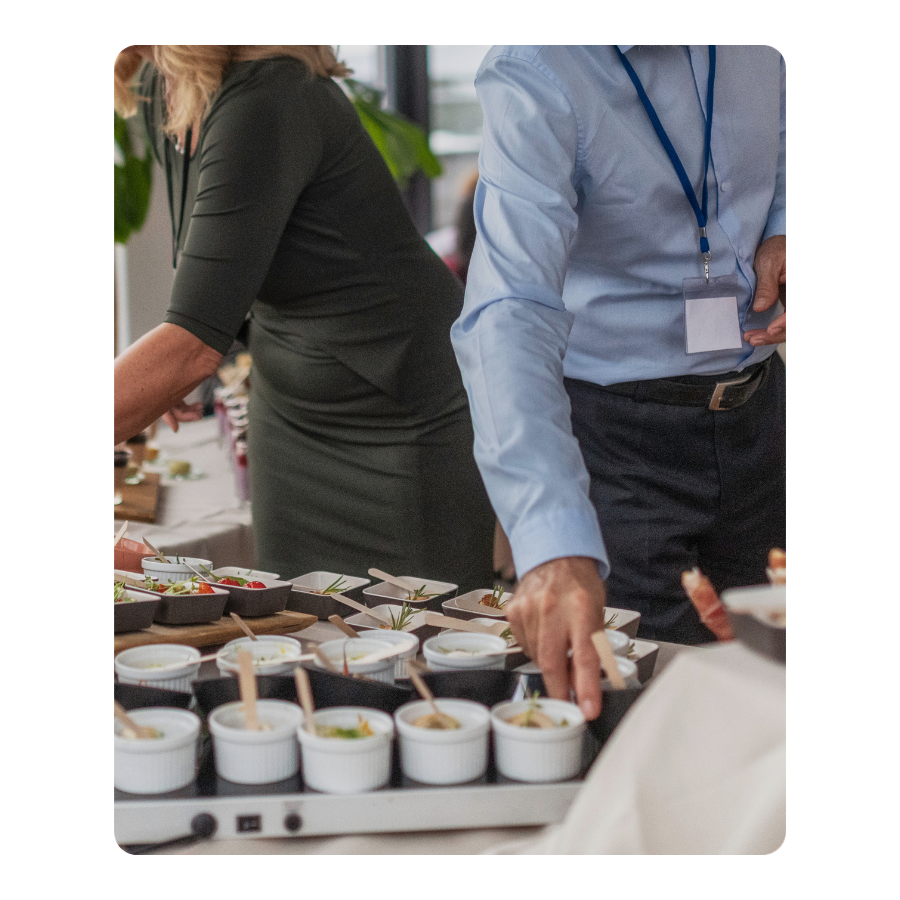 Groupe d’employés en séjour professionnel à Marrakech, participant à une activité de team-building dans un cadre marocain.marrakech, séjour entreprise, team building maroc, voyage professionnel, incentive, séminaire entreprise, organisation séjour maroc, événement corporate, désert marocain, commerce et tourisme