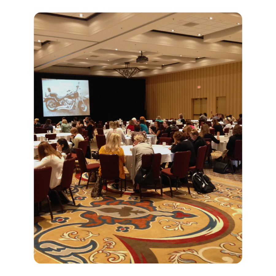 Groupe d’employés en séjour professionnel à Marrakech, participant à une activité de team-building dans un cadre marocain.marrakech, séjour entreprise, team building maroc, voyage professionnel, incentive, séminaire entreprise, organisation séjour maroc, événement corporate, désert marocain, commerce et tourisme